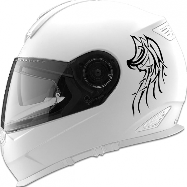 Helm dengan desain tribal yang terukir dengan detail halus